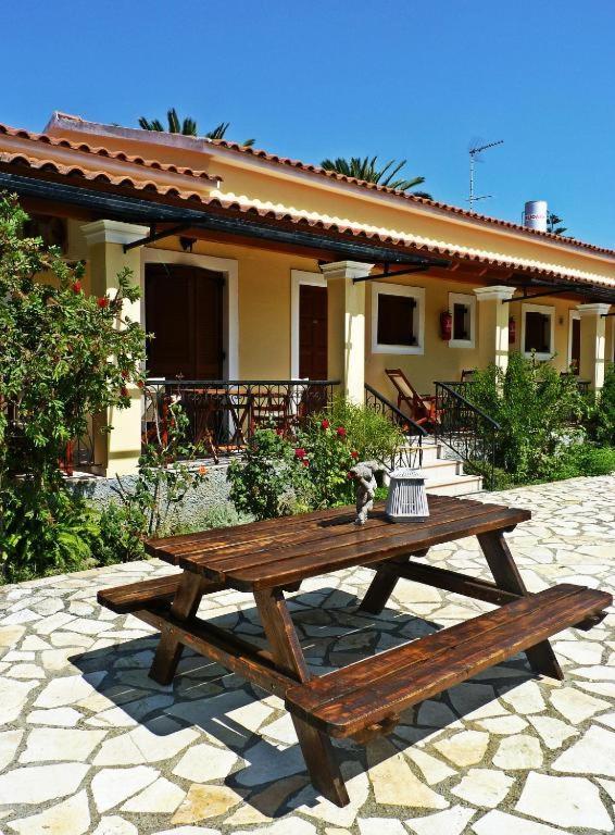 Feeloxenia Corfu Apartments Akharávi Eksteriør bilde
