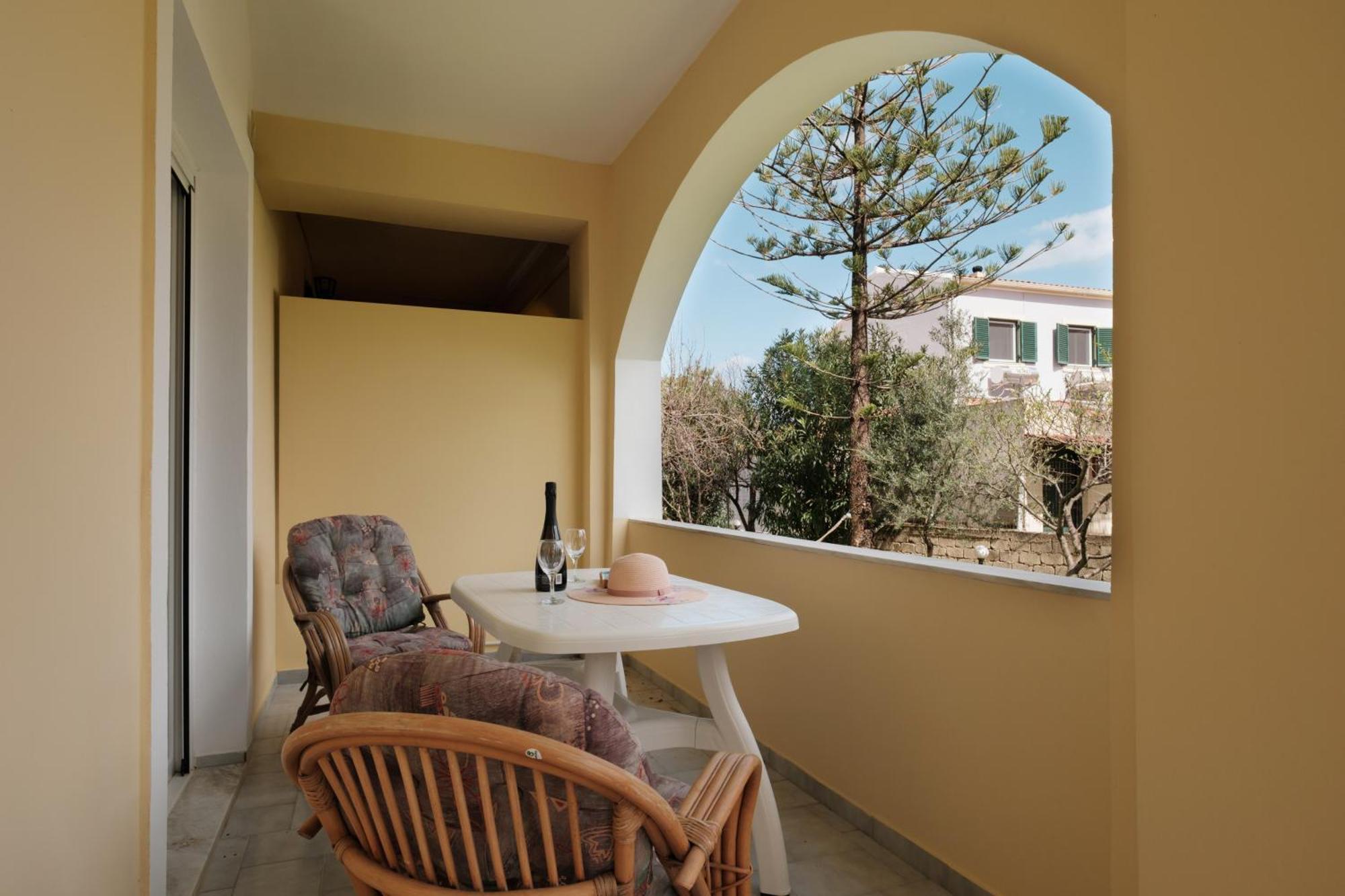 Feeloxenia Corfu Apartments Akharávi Eksteriør bilde